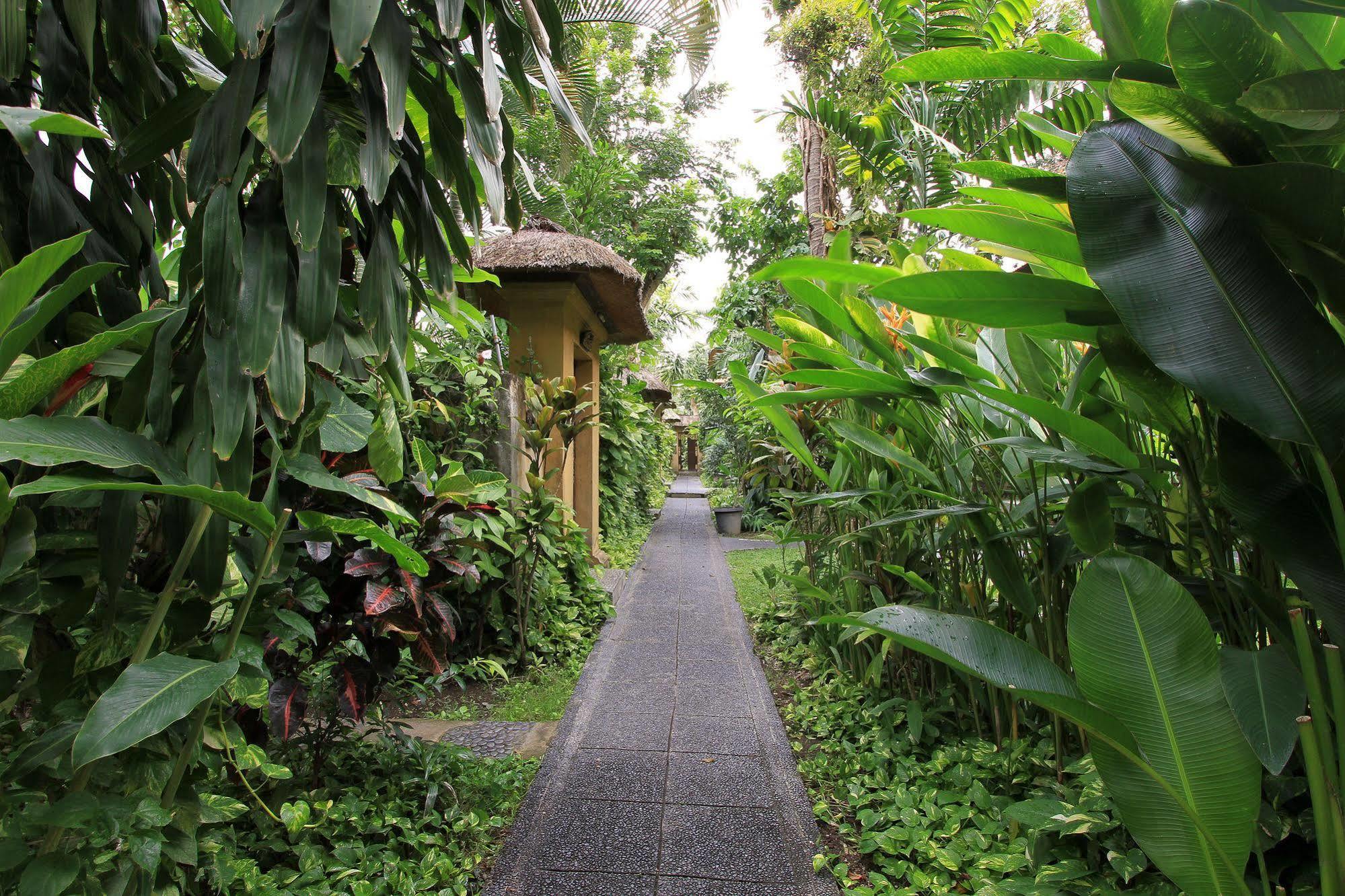 Отель The Taman Ayu Семиньяк Экстерьер фото